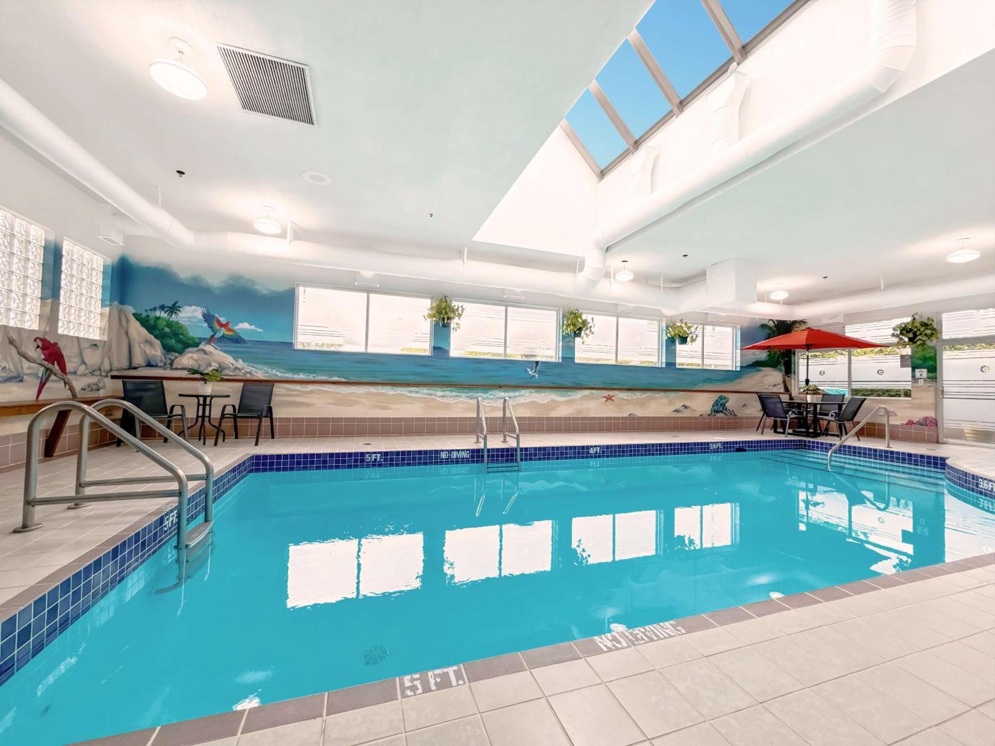 Coast Abbotsford Hotel & Suites Exterior photo